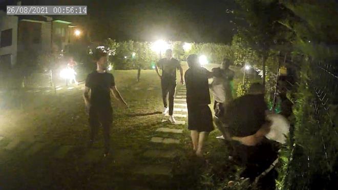 TEHDİT GEREKÇESİYE ŞİKAYETÇİ OLDU     Kavganın ardından iddiaya göre, Uğur Şen'in eşi Zübeyde Şen, Derya Tuna'ya giderek aracı olmasını istedi. Bu sırada Tuna tarafından tehdit edildiğini ve kendisine "Siz benim yeğenime hiçbir şey söyleyemezsiniz. Kapıda adamlarım kocanı ve oğlunu öldürmek için bekliyor. Dua edin olayı İbrahim Tatlıses duymadı. Çok kötü adamlara çattınız" dediğini iddia ederek şikayetçi oldu.