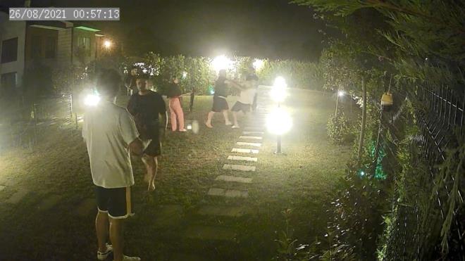 AVUKATINDAN AÇIKLAMA    Olayının sosyal medyaya yansıması üzerine Tuna'nın avukatı Alper Tunga Çevik yazılı bir açıklama yaptı. Açıklamada, " 26 Ağustos 2021 tarihinde gece yarısından sonra müvekkilimiz Derya Tuna'nın yaşadığı site içerisinde müvekkilin yeğeninin de mağdurlar arasında yer aldığı tartışma ile ilgili bugün basına yansıyan haberlerde müvekkilin adının geçmesi ve olayın şüphelisi olarak lanse edilmesi müvekkili derinden üzmüştür. Müvekkilin, yeğeninin şiddet gören kişilerden biri olması dışında olayla herhangi bir ilgisi yoktur. Konu yargıya taşınmış olup, çıkan haberler gerçeği yansıtmamaktadır" denildi.