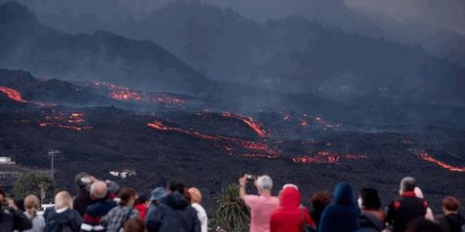 Lavlar 2 binden fazla binayı kül etti