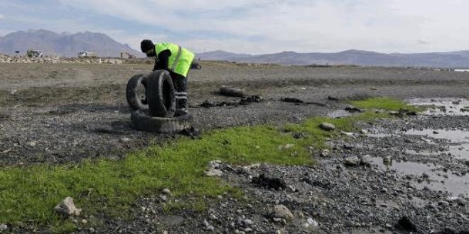 Van Gölü'nde, çekilmenin olduğu bölgelerde 40 ton çöp toplandı