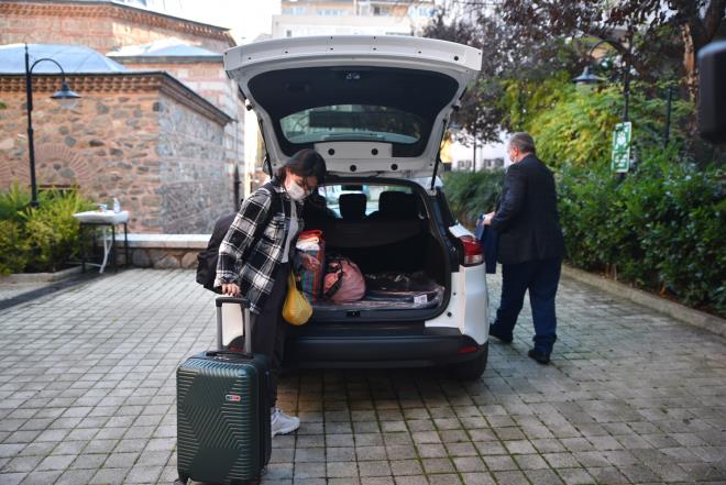 Uludağ Üniversitesi?nde eğitim görmek için Konya?dan gelen ve geldikten bir hafta sonra hastalığa yakalanan Nigar Ali, Büyükşehir Belediyesi?nden gördüğü ilginin kendisini şaşırttığını söyledi. Büyükşehir Belediyesi?nin sağladığı imkanlarla hem hastalığı hem de karantina süresini sorunsuz atlattığını belirten Ali, internet sayesinde derslerinde de geri kalmadığını belirtti.
