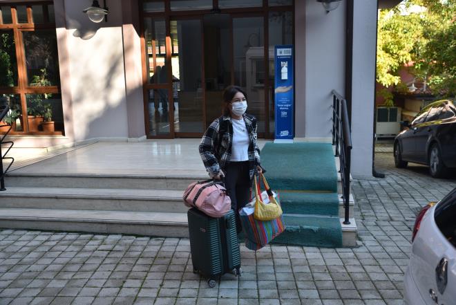 Toplam 33 odada 45 yatak kapasitesi olan, her odada mini buzdolabı, televizyon ve internet hizmetinin da bulunduğu otel konforundaki huzurevine gelen hasta öğrencilerin 3 öğün yemek ihtiyaçları da Büyükşehir Belediyesi tarafından karşılanıyor. İnternet hizmeti sayesinde derslerinden de geri kalmayan öğrenciler, karantina sürelerini tamamladıktan sonra yine Büyükşehir Belediyesi tarafından, kaldıkları yurtlara bırakılıyor.