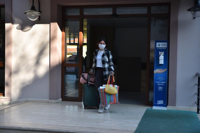 Üniversite eğitimi için Bursa?ya gelen gençlere her türlü kolaylığı sağlayan Bursa Büyükşehir Belediyesi, konaklama sorunlarının çözümü, evlerde kalan öğrencilerin kullandığı su fiyatlarında yüzde 50 indirim gibi uygulamaların ardından önemli bir projeyi daha devreye aldı. Korona virüse yakalanan üniversiteli gençlerin karantina sürelerini daha sağlıklı bir ortamda geçirebilmeleri amacıyla Büyükşehir Belediyesi Şukufe-Hamdi Sami Gökçen Huzurevi, tamamen hasta öğrencilere tahsis edildi.