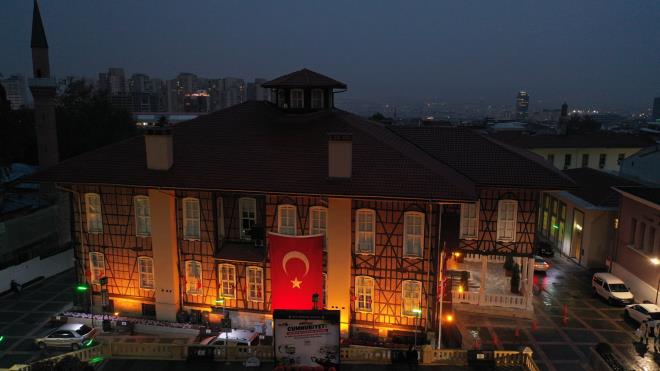Hayata geçirdiği sosyal sorumluluk projeleriyle da dikkatleri çeken Bursa Büyükşehir Belediyesi, 2-8 Kasım Lösemili Çocuklar Haftası kapsamında hastalık hakkında farkındalık oluşturmak amacıyla bir dizi etkinliğe imza attı.