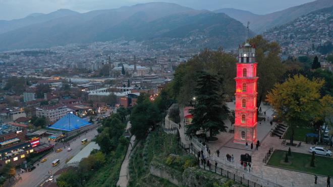Tarihi belediye binası ve Tophane?deki tarihi saat kulesi turuncu renkte ışıklandırılırken, Büyükşehir Belediye Başkanı Alinur Aktaş da hastalığı yenen minik kahramanları makamında ağırladı.