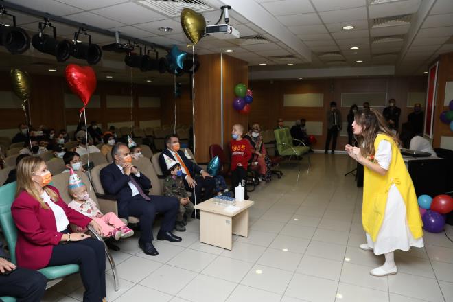 Annelerin hakkı ödemez<br>  Etkinliğe hasta çocukları ile birlikte katılan annelere seslenen Büyükşehir Belediye Başkanı Alinur Aktaş, ?En büyük yükü çeken annelerin hakkı ödenmez? dedi. Löseminin günümüzde tedavisi mümkün olan bir hastalık olduğuna dikkat çeken Başkan Aktaş, ?Devletimiz güçlü, sağlık imkanlarımız güçlü, çocuklarımızın bu hastalıktan kurtulmaları adına annelerimizin gayreti, sabrı çok önemli. Zaten sizler bunu gösteriyorsunuz. Zor, sıkıntılı bir süreç ama artık tedavisi mümkün. Muhakkak şifayı veren Allah, bizim de tedavi yollarını araştırmamız, bunun yollarını bulmamız ve mücadele etmemiz gerekiyor. Çocuklarımıza en büyük emek veren siz annelersiniz, sizlerin hakkı gerçekten ödenmez. Bugün çocuklarımıza moral vermek istedik. Bu organizasyonla çocuklarımıza bir nebze de olsun moral verebildiysek ne mutlu bize. Rabbimden çocuklarımız için acil şifalar diliyorum? diye konuştu.