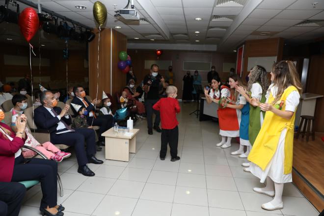 Başhekim Prof. Dr. Levent Özdemir de organizasyonda emeği geçenlere teşekkür etti.  Konuşmaların ardından Bursa Büyükşehir Belediyesi Şehir Tiyatrosu oyuncuları, lösemini çocuklar için sahne aldı. ?Mevsimleri Şarkısı?  adlı oyunu Başkan Aktaş ve protokol üyeleri de çocuklarla birlikte izledi. Karagöz-Hacivat gölge oyununu da büyük bir ilgiyle izleyen çocuklara günün sonunda protokol üyeleri tarafından çeşitli hediyeler verildi.