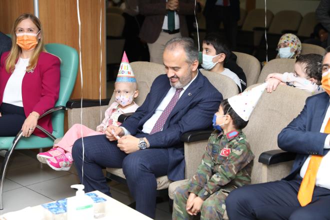 Başarı oranı artıyor  <br>Lösemi hastası sayısının giderek arttığını vurgulayan HETADER Başkanı Doç. Dr. Elif Güler Kazancı ise, kan ve kök hücre bağışının bu hastalığın tedavisinde çok önemli olduğunu vurguladı. Tedavi başarı oranının da giderek yükseldiğini söyleyen Kazancı, ?Lösemi hastalığı ülkemizde ve dünyada giderek artmakta ancak şu anda tedavisi mümkün olan hastalıklardan.  Erken tanı ve tedaviyle başarımız yüzde 80-90?lara ulaşmakta. Tıbbi tedavinin yanında hastalarımızın ailelerimizin çok büyük morale ihtiyaçları var. Bu hastalarımın özellikle kan bağışına çok ihtiyacı oluyor. Kök hücre bağışıyla da kesin tedavi mümkün. 18-50 yaş arası tüm sağlıklı erişkinleri kök hücre ve kan bağışına davet ediyorum? diye konuştu.