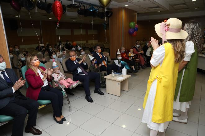 Hastanede tedavi gören minikleri de unutmayan Büyükşehir Belediyesi, hastanenin konferans salonunu tiyatro salonuna çevirdi. Bursa Büyükşehir Belediyesi?nin destekleriyle Hemofili ve Talasemi Derneği (HETADER) tarafından Sağlık Bilimleri Üniversitesi Yüksek İhtisas Eğitim ve Araştırma Hastanesi?nde yapılan etkinliğe, Büyükşehir Belediye Başkanı Alinur Aktaş, Yıldırım Belediye Başkanı Oktay Yılmaz,  Hastane Başhekimi Prof. Dr. Levent Özdemir ve HETADER Başkanı Doç. Dr. Elif Güler Kazancı da katıldı.