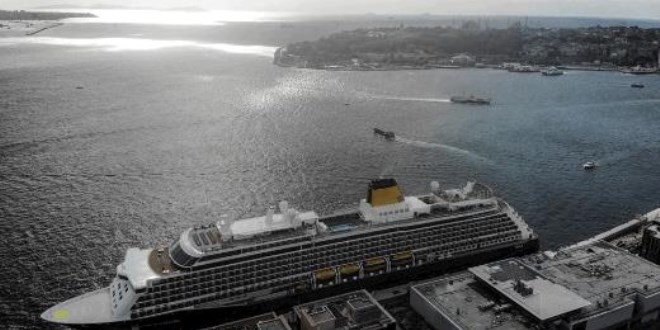 Galataport İstanbul'a dev yolcu gemisi yanaştı