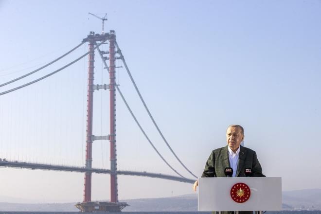 Törende konuşan Cumhurbaşkanı Erdoğan, ''Önümüzdeki yılın en geç 18 Mart'ında, Çanakkale Deniz Zaferi'mizin yıl dönümünde köprümüzü hizmete açacağız" dedi.    "Çanakkale Köprüsü'nün hizmete girmesiyle Çanakkale Boğazı geçiş trafiği hiçbir engele takılmadan yapılacak bir seyahatle 6 dakikaya inecektir" diyen Erdoğan, "Yap-işlet-devret modeliyle inşa edilen bu köprüyle Türkiye, yeni bir sıçrama dönemini daha başarıyla gerçekleştirmiş oluyor" şeklinde konuştu.