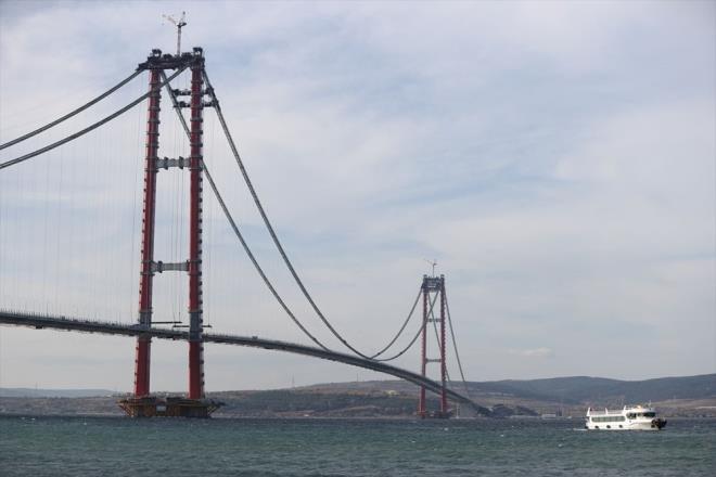 Çalışmaların en önemli kısmını oluşturan tabliye montajının sonuncusu da köprünün temelini 18 Mart 2017'de atan Cumhurbaşkanı Recep Tayyip Erdoğan'ın katıldığı törenle bugün yapıldı. Böylece köprünün deniz üzerindeki yol bağlantısı tamamlamış oldu, Çanakkale Boğazı'nın iki yakası birleşti.