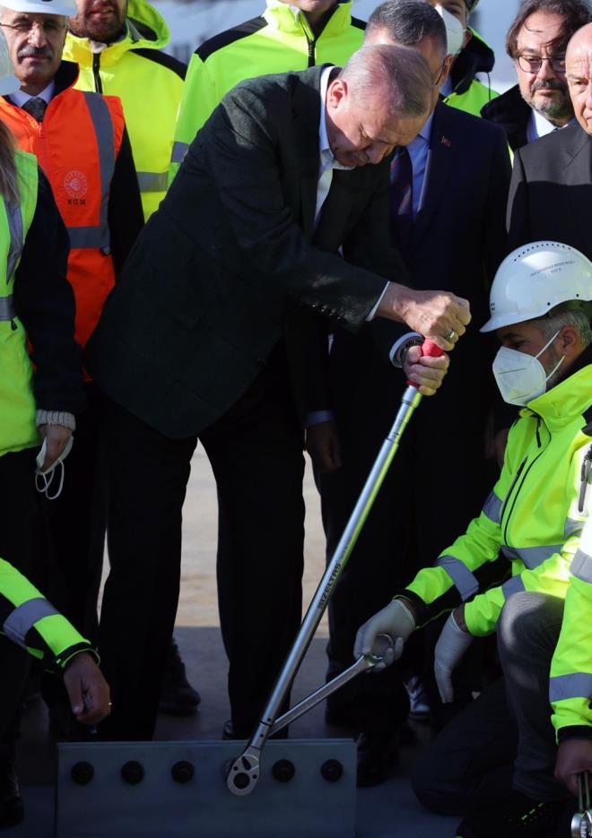 1915 Çanakkale Köprüsü'nde son tabliye montajını Cumhurbaşkanı Erdoğan yaptı.