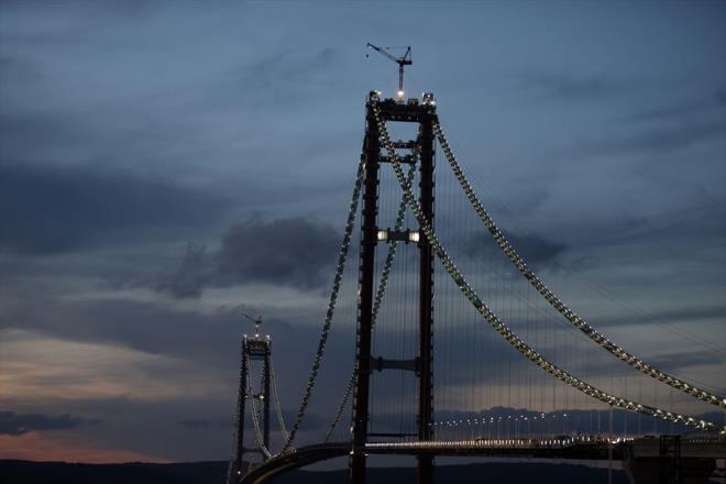 İki ayak aralığına ilaveten 770'er metre yan açıklıklar, 365 ve 680 metrelik yaklaşım viyadükleriyle Çanakkale Boğazı'nın ilk asma köprüsünün uzunluğu 4 bin 608 metreyi bulacak.     "2x3" şeritle hizmet verecek köprünün tabliyesi 3,5 metre yüksekliğe sahip. Tabliyenin her iki tarafında inşa edilecek yürüme yolları, bakım onarım amacıyla kullanılacak.