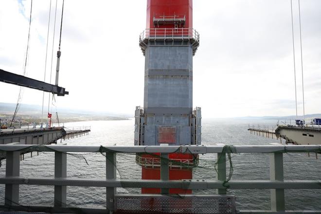Köprünün kule bağlantıları ve unsurları, Türk bayrağına atfen kırmızı ve beyaz renklerde olacak. Her iki yakada kulelerin üst kısmı, Seyit Onbaşı'nın Çanakkale Savaşı'nda namluya sürdüğü top mermisini temsil edecek şekilde yapılacak.