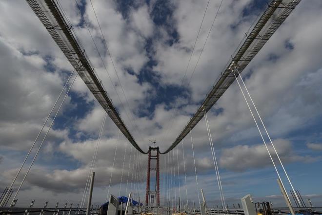 Köprüdeki 87 tabliye bloklarının yerleştirilme çalışmalarının ardından ise araçların geçeceği yoldaki diğer çalışmalara başlanacak.    Gece ve gündüz çift vardiya olarak aralıksız devam eden iş süresince, kara yolu bağlantıları, otoyol çalışmaları, köprünün diğer işlemleri ve teknik çalışmalar gibi diğer unsurlar da tamamlanacak.