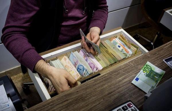 İller bazında bakıldığında ise oransal olarak en yüksek Döviz Tevdiat Hesabı (DTH) artışı sırasıyla Aksaray, Kırşehir, Bingöl, Hatay, Osmaniye, Antalya, Rize, Yalova, Kahramanmaraş ve Kocaeli?de gerçekleşti.