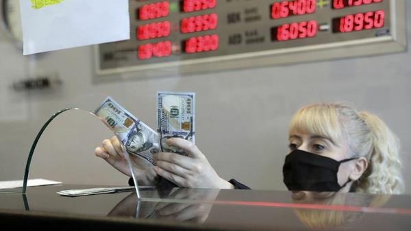 Dolarda 8 TL?li seviyelerin en son görüldüğü tarihler olan haziran- eylül ayları arasında Türkiye?de ciddi bir döviz hareketliliği yaşandı. Türkiye?nin 81 ilinde tasarruf mevduatı amacıyla bankalarda tutulan döviz hesaplarında bu dönemde 61 milyar TL?lik artış gerçekleşti.