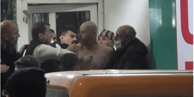 Polise bıçakla saldırıp, müşterileri alıkoydu