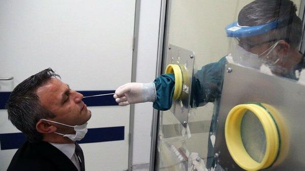 Şu ana kadar test sonuçları pozitif çıkan yaklaşık 20 hastası olduğunu dile getiren Coetzee, ?Bunların çoğu genç erkekler. Hastaların yarısı aşı olmayanlar ve Omicron hastalarının hiçbiri koku ya da tat alma hissini yitirmedi? dedi.