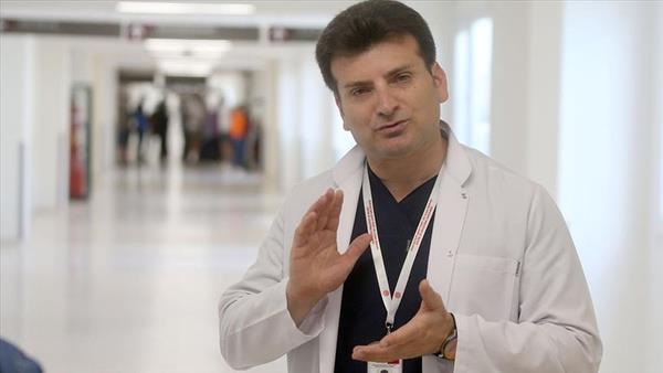 Çok daha mı bulaşıcı?<br>  "Bu virüs tehlikeli mi bilemiyoruz. Henüz gözlemleniyor. Her mutasyon tehlikeli değildir, bazıları hayırlıdır. Ancak Omicron çok daha hızlı yayılıyor. Tehlikeli olup olmadığını zaman içinde anlayacağız" diyen Bilim Kurulu üyesi Prof. Dr. Nurettin Yiyit, "Covid-19?da çok fazla mutasyon oluştu. Hepsinde panik olduk. Sadece iki varyant hakim oldu. Bu da hakim olacak mı zaman gösterecek. Öldürücü olup olmadığını zaman gösterecek. Şu anki hedefimiz ülkemize girmesini engellemek. Ne kadar geç sokarsak o kadar iyi. Hemen endişe etmemeliyiz." ifadelerini kullandı.
