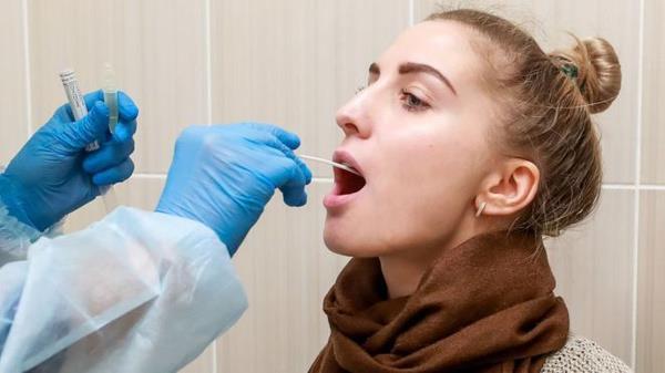 Güney Afrika Doktorlar Birliği?nin başkanı olan ve 30 yıldır hekimlik yapan Dr. Angelique Coetzee, Omicron varyantını tespit eden ve bu konuda uyarıda bulunan ilk doktor olarak tarihe geçti. Uzmanları ve yetkilileri bu konuda  uyaran Dr. Coetzee, ilk olarak Güney Afrika?da tespit edilen Omicron varyantı ile ilgili konuştu.