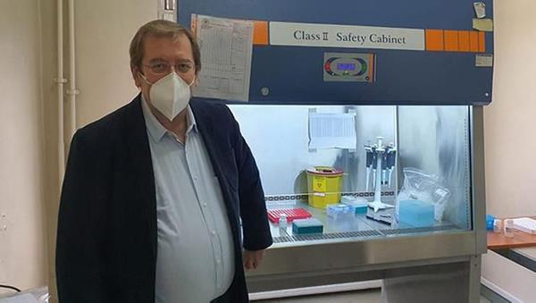 Prof. Dr. Kenan Midilli, "Klinik olarak belirtilerinde henüz dikkat çeken bir farklılık yok. Ancak incelenmekte olduğundan yine bir şey söylemek için henüz erken. Ama şunu söyleyebilirim; aşılar büyük olasılıkla tümüyle etkisiz kalmayacaktır. En olumsuz senaryonun gelişmesi halinde bile aşılanma kritik önemini koruyacaktır. Mevcut aşılar enfeksiyona karşı tam olarak korumasa da ağır hastalık gelişimine ve ölümlere karşı bizi koruyacaktır" ifadelerini kullandı.