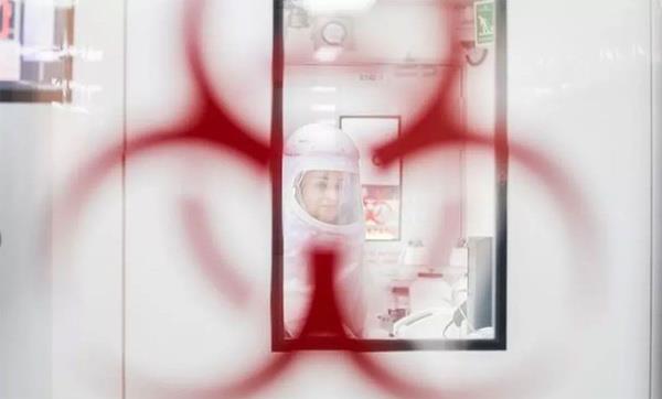 6 yaşındaki bir kızın semptomlarının ve durumunun çok değişik olduğunu aktaran Coetzee, ?Küçük hastamın ateşi çok yüksekti ve bir dakika içindeki nabzı da çok hızlıydı. Hastaneye kaldırmalı mı diye düşündüm fakat beklemeye karar verdim ve iki gün sonra tekrar baktığımda daha iyi olduğunu gördüm? dedi.