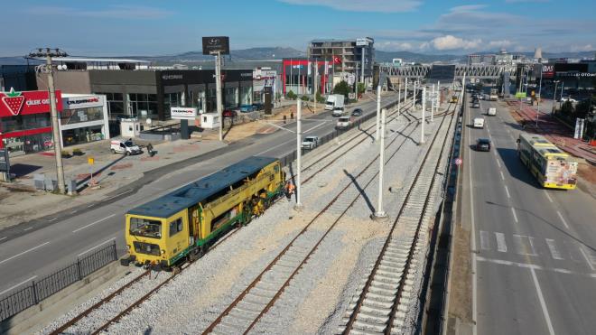 Toplam 9 bin 445 metre uzunluğuna ve 11 istasyona sahip T2 hattının T1 hattına olan entegrasyon süreci ise daha önce tamamlanmıştı. Bünyesinde 3 adet demiryolu köprüsü, 2 adet karayolu köprüsü, 6 adet trafo, depo alanı hizmet binası, depo bağlantı hattı ve bekleme hatlarının bulunduğu projede bugüne kadar önemli mesafeler kat edildi. Güzergah üzerindeki istasyon ve çevrelerindeki muhtelif işler kapsamında 300 bin metreküp kazı, 100 bin metreküp dolgu,  27 bin metre bordür ve 7 bin metrekare parke imalatı yapıldı. Betonarme perde duvar ve muhtelif betonarme işler için yaklaşık 60 bin metreküp beton döküldü. Hat üstyapısı kapsamında 29 bin 900 metreküp balast serilirken, devam eden ikinci tabaka balast seriminin tamamlanmasıyla hat üzerinde yaklaşık 38 bin metreküp balast imalatı gerçekleştirilmiş olacak.