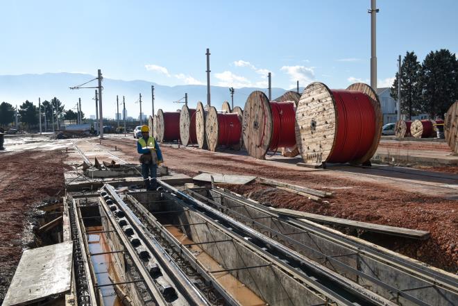 Test sürüşleri Mayıs'ta<br>  Bursa Büyükşehir Belediye Başkanı Alinur Aktaş, hat boyunca hummalı şekilde devam eden çalışmaları yerinde inceledi. Genel Sekreter Yardımcısı Gazali Şen, BURULAŞ Genel Müdürü Mehmet Kürşat Çapar ve yüklenici firmanın sorumlularından çalışmalar hakkında bilgi alan Başkan Aktaş, farklı farklı sebeplerden dolayı inşaatında gecikmelerin yaşandığı Kent Meydanı-Terminal tramvay hattının Bursalılar tarafından merak ve heyecanla beklendiğini hatırlattı.