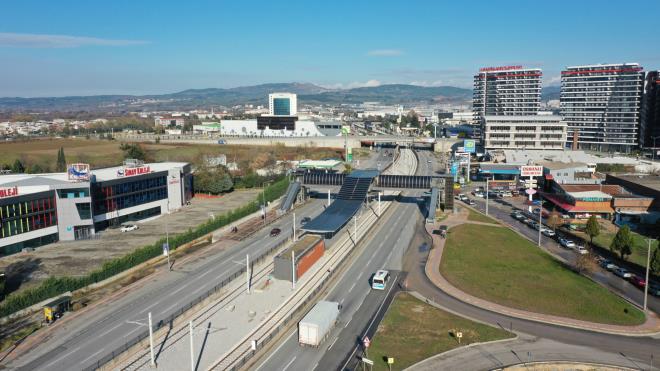 Bursa Büyükşehir Belediyesi'nin 'raylı sistemi kentin kuzeyi ile buluşturacak' projesi olan T2 tramvay hattında çalışmalar hızlandı. Hat üzerinde balast ayarı, elektrik hatları montajı, trafoların montajı ve bakım-onarım merkezi ince işçilikleri gibi birçok çalışma eş zamanlı olarak yürütülürken; Büyükşehir Belediye Başkanı Alinur Aktaş, 2022'nin ilk yarısında test sürüşlerine başlamayı hedeflediklerini vurguladı.