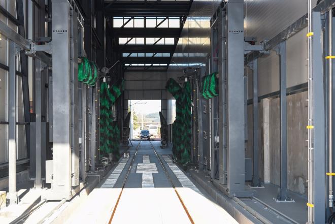 Balastlı hat yolunda buraj makinesi ile buraj yapımı devam ederken, raylı sistem araçlarına enerji temin edecek havai hat katener sistemi için toplamda 472 ton galvanizli çelik direk imalatı tamamlandı. Havai hatların montajı devam ederken, hat boyunca yer alan toplam 6 adet trafo binalarının iç ekipmanlarının montajına da başlandı. 9 adet istasyonda toplam 25 adet yürüyen merdiven ve 16 adet asansör montajı tamamlanırken, hat sonunda bulunan bakım-onarım merkezi binasının cephe kaplama imalatları, köprülü gezer vinç kaldırma sistemi ve araç yıkama ünitesinin montajları gerçekleştirildi.