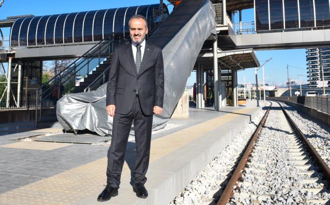 Bugüne kadar çalışmalarda ciddi mesafe kat edildiğini dile getiren Başkan Aktaş, 'Terminal ile Kent Meydanı arasındaki bölge eğitim kurumları, alışveriş merkezleri, emniyet, müftülük, adliye, fuar alanı, BUTTİM ve Gökmen Uzay ve Havacılık Merkezi ile destinasyon haline geldi. Allah nasip kısmet ederse, önümüzdeki yıl Nisan ve Mayıs ayları gibi test sürüşlerine başlamayı planlıyoruz. T1 hattı ile de entengrasyon sağlandı. Bir tava gibi düşünebilirsiniz. İnşallah şehrin kuzey aksına gidişleri tamamen raylı sistemle gerçekleştirmiş olacağız. Biraz gecikti, sorunlar oldu ama artık sonuna yaklaştığımızı söyleyebilirim' diye konuştu.