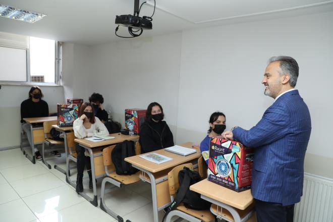 Şehrin farklı noktalarında gençleri kültürel, sportif ve sanatsal etkinliklerle buluştururken, eğitime de büyük önem verdiklerini ifade eden Başkan Aktaş, 'Öğrencilerimiz uzman kadromuz, YKS destek kitaplarımız, eğitime uygun donanıma sahip sınıf koşullarımız ve rehberlik anlayışımız ile üniversite yoluna hazırlanıyor. Yüz yüze eğitime katılamayan, çeşitli sebeplerle dijital eğitimi seçen öğrencilerimizin, fiziken yanlarında olamasak da teknolojik imkânlarla yanlarında oluyoruz. Her branştan konu anlatımı içeren destek videolarımızın yanı sıra canlı derslerle konu anlatımı yapılıyor. Dijital platformumuz üzerinden etüt, deneme sınavı ve video çözümlü soru desteği ile kitap kaynak desteği veriyoruz. Ayrıca sınava hazırlık merkezlerinde deneme sınavına girmek isteyen dijital öğrencilerimize de destekte bulunuyoruz. Yaklaşık olarak 300.000 soru ve çözüm videoları, 1000 saati aşan konu anlatım videoları ve en çok tercih edilen popüler yayınları dijital ortamda öğrencilerimize açıyoruz. Öğrencimizi uzman rehber ve branş öğretmenlerimizle, hem akademik hem de psikolojik açıdan elimizden gelen en iyi şekilde sınava hazırlıyoruz. Onların sınava hazırlık sürecine katkımız oluyorsa ne mutlu bize' diye konuştu.