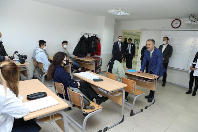 Geçtiğimiz yıl sınava BUSMEK'le hazırlanan 1150 gencin yüzde 80?i merkezi yerleştirme ile bir üniversite programına girme başarısı gösterirken, üniversiteye hazırlıkta bir marka olmaya başlayan BUSMEK, bu yıl da hazırlık sürecinde gençlerin ilk tercihlerinden biri oldu. Üniversiteye hazırlık yolunda tüm imkanları gençlere sunan Bursa Büyükşehir Belediyesi, bu yıl da 4 merkezde yüz yüze ve ayrıca dijital platformda da uzaktan olmak üzere 1500'e yakın öğrenciyi üniversiteye hazırlıyor.