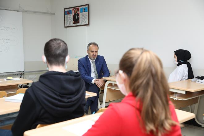 Geleceklerini şekillendirecek sınava BUSMEK ile hazırlanan gençler ise, Büyükşehir Belediyesi?nin kendilerine her türlü imkanı sunduğunu belirterek, Başkan Aktaş?a teşekkür etti.