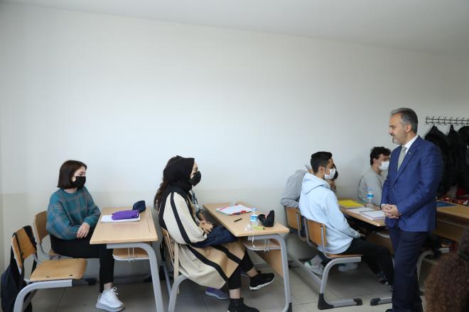 Hürriyet Sınava Hazırlık Merkezi'nde 400, Naim Süleymanoğlu Hazırlık Merkezi'nde 100, Vakıf Hazırlık Merkezi'nde 100 ve Orhangazi Hazırlık Merkezi'nde de 100 öğrenci yüz yüze eğitim alırken, online eğitim imkanlarından yararlananlarla birlikte BUSMEK'in üniversite hazırlık kurslarından yararlananların sayısı 1500'ü buluyor.