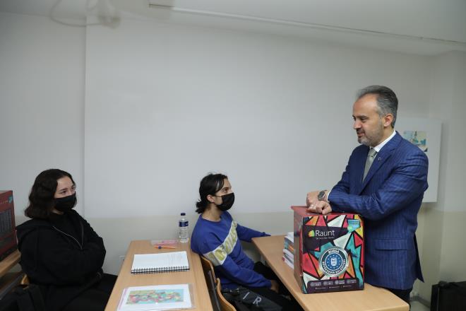 Katkımız varsa ne mutlu bize<br>  Bursa Büyükşehir Belediye Başkanı Alinur Aktaş, üniversite sınavına BUSMEK Hürriyet Kurs Merkezi?nde hazırlanan gençleri ziyaret etti.