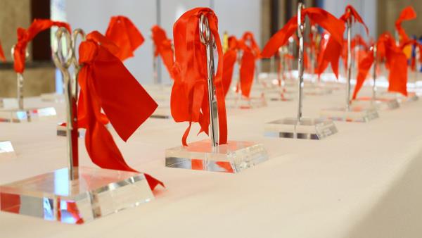 Koleksiyon Cumhurbaşkanı Recep Tayyip Erdoğan'ın her açılışta ifade ettiği 'Makaslar günün anısına bizlerde kalacak' sözlerini akıllara getirdi.