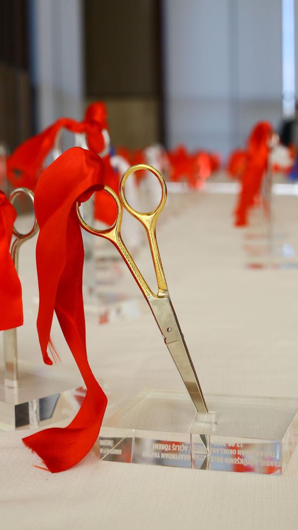 Havalimanları, şehir hastaneleri, enerji santralleri, otoyollar, tüneller, barajlar gibi dev yatırımların ve projelerin açılışında kullanılan yüzlerce makas dev bir koleksiyon oluşturdu.