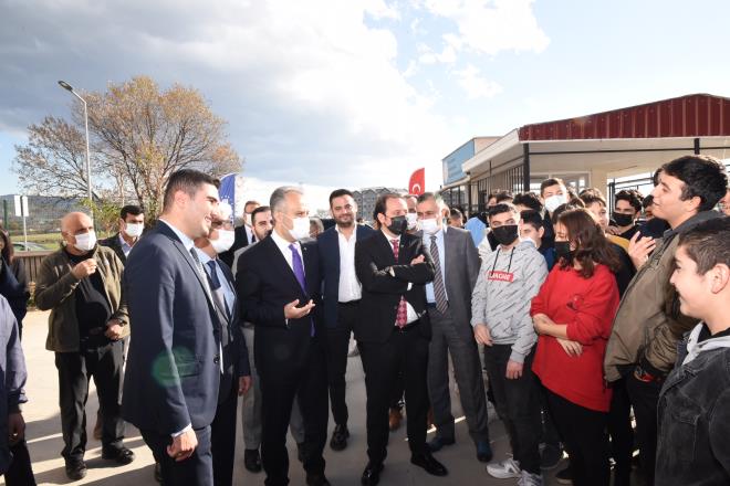 Çocukların boş vakitlerinde spor alışkanlığı kazanmasını hedeflediklerini dile getiren Başkan Aktaş, 'Projeyle sadece okul saatlerinde ortalama 34 bin öğrencinin ve dolaylı olarak yaklaşık 50 bin çocuğun bu salonlardan faydalanmasını sağlıyoruz. Proje kapsamında minik salon yapılan okullardan 3 tanesi özel çocuklara yönelik okullardır. Bu okullarımız, Şerife Bacı Özel Eğitim Okulu, Gemlik Cihatlı Engelli İş Okulu ve Mustafa Çağlar Özel Eğitim Uygulama Okulu.