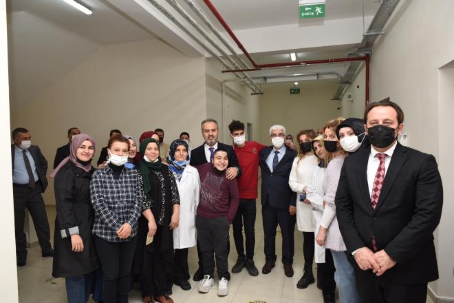 Çocukların heyecanını görünce çok mutlu oldum. Okul yönetimi tarafından spor salonu talebi için uygun alanı da inceleyeceğiz. O konuda da çocuklarımıza yardımcı olmak istiyoruz' diye konuştu.