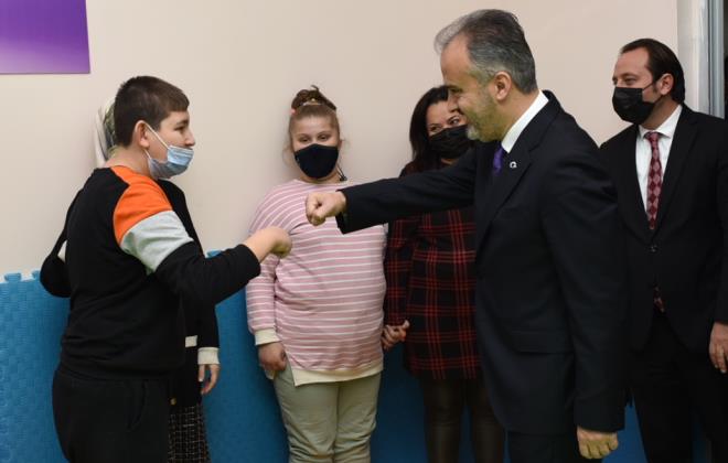 Bursa'da gençlerin en az bir spor dalıyla meşgul olması ve boş vakitlerini spor yaparak geçirebilmeleri adına projeler geliştiren Büyükşehir Belediyesi, eğitim kurumlarına da katkı sunmaya devam ediyor. Çocukların beden eğitimi ve spor aktivitelerini rahat ortamlarda yapabilmesi amacıyla ?Minik Salonlar, Dev Sporcular' projesini başlatan Büyükşehir Belediyesi, okul saatleri dışında diğer spor kulüplerine ve mahalle halkına da salonlardan yararlanma imkânı sunuyor. Proje kapsamında 13 ilçede belirlenen 50 okulda, yaklaşık 34 bin öğrencinin yararlanabileceği 6 bin 103 metrekarelik spor aktivite alanı oluşturuluyor.
