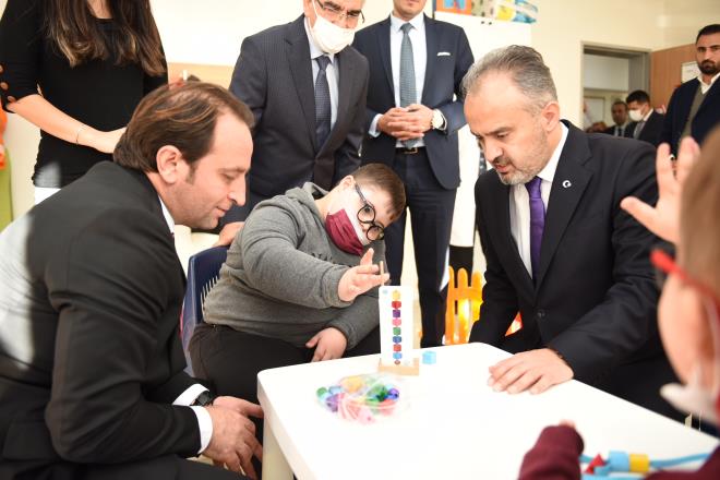 Bursa Büyükşehir Belediyesi Başkanı Alinur Aktaş, çalışma kapsamında spor alanı oluşturulan Mustafa Çağlar Özel Eğitim Uygulama Okulu'nu ziyaret etti. İl Milli Eğitim Müdürü Serkan Gür ile birlikte özel çocukların eğitim gördüğü sınıfları gezen Başkan Aktaş, öğretmenlerle sohbet edip çocukların etkinliklerine katıldı. Ardından okuldaki iki spor salonunu gezen Başkan Aktaş, özel öğrencilerin spor gösterisini izledi.