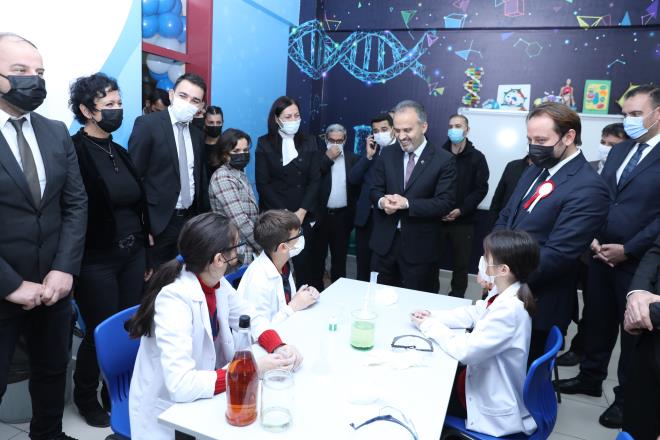 Her çocuğun etkilendiği, esinlendiği öğretmenleri olduğunu dile getiren Başkan Aktaş, öğretmenlere seslenerek, 'Ne kadar fedakarca çalıştığınızı biliyorum ama sizlerden yine de istirham ediyorum. Yüreğinizi, aşkınızı, sevginizi bu işin içine katın. Bu sokakların, caddelerin, toplumun daha güzel olması adına sizin emeğiniz çok önemli. Evet önce anne ve baba ama etkileyici bir rol model olması bakımından öğretmenler kesinlikle ikinci sırada' diye konuştu.