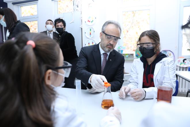 Okulların ihtiyaçları doğrultusunda yeni eğitim alanları oluşturan Büyükşehir Belediyesi, Ahmet Çabuk Ortaokulu'na da Fen Bilimleri Laboratuvarı kazandırdı. Öğrencilerin teorik olarak derslerde gördükleri konuları uygulamalı olarak işlemelerine olanak sağlayacak laboratuvarın açılışı Büyükşehir Belediye Başkanı Alinur Aktaş ve İl Milli Eğitim Müdürü Serkan Gür'ün de katıldığı törenle yapıldı.