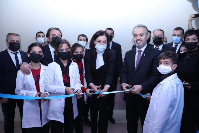 Bursa'da çocukların ve gençlerin eğitim alanlarının iyileştirilmesine yönelik birçok çalışma yürüten Büyükşehir Belediyesi, tüketen değil üreten bir nesil yetişmesi amacıyla eğitim hayatına katkı sunmaya devam ediyor. Milli Eğitime bağlı okullarda öğrencilerin robotik kodlama ve yazılım başta olmak üzere teknoloji üretmeleri için 'Bilişim Atölyeleri' oluşturan Büyükşehir Belediyesi, ilk atölyeyi eğitim dönemi başında Nezir Gencer İmam Hatip Ortaokulu?nda hizmete açmıştı.