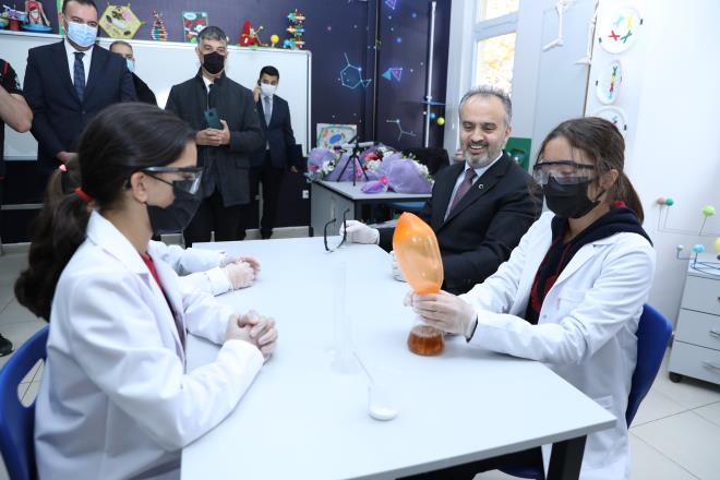 İlk deneyi Aktaş'la yaptılar<br>  Laboratuvarın açılış kurdelesini öğrencilerle birlikte yapan Büyükşehir Belediye Başkanı Alinur Aktaş, daha sonra eldiven giyip, gözlük taktıktan sonra öğrencilerle birlikte kimya deneyi yaptı. Daha sonra okul idaresinin bölge esnafı ve iş adamlarının katkılarıyla oluşturduğu kütüphanenin de açılışını yapan Başkan Aktaş, öğrenci ve öğretmenlerle sohbet etti.