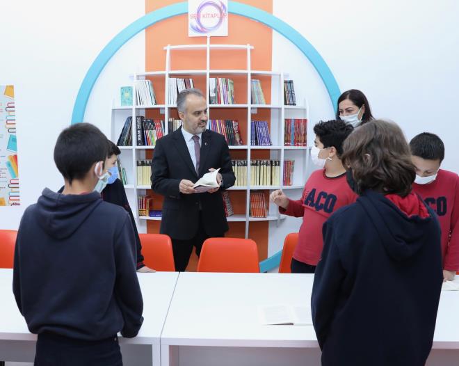 İl Milli Eğitim Müdürü Serkan Gür ve Okul Müdürü Fatma Yelda İntepe de okula sağladığı katkılar nedeniyle Başkan Aktaş'a teşekkür etti.