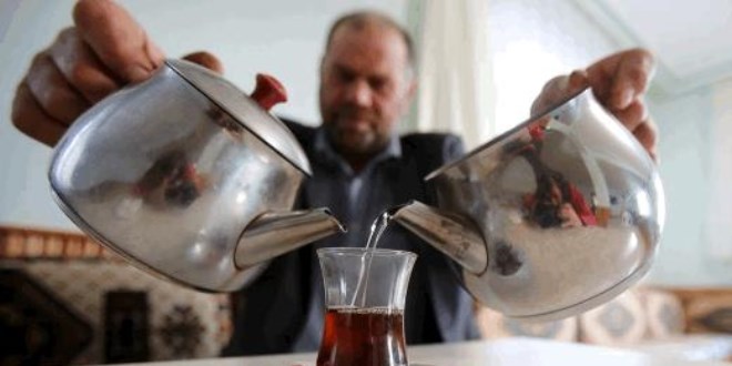 Bir oturuşta 100 bardak çay içiyor